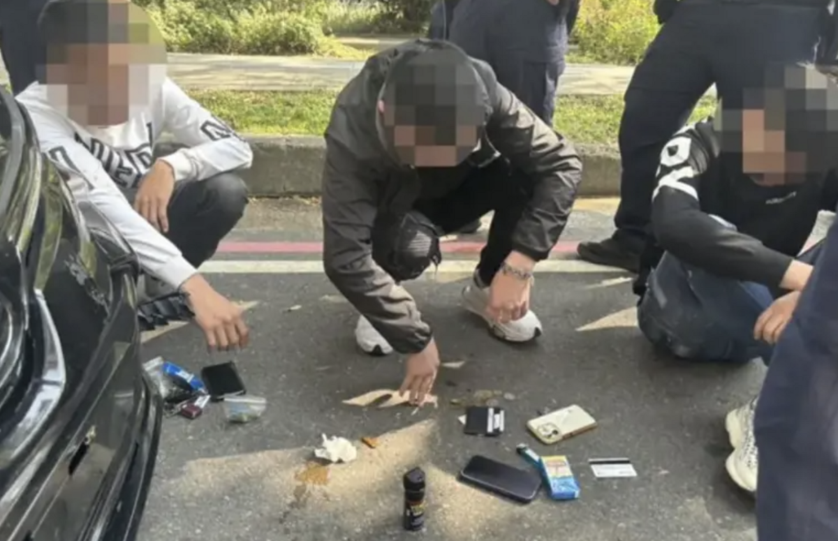 8日下午，丟丟妹（李明珊）與男友Tommy，疑遭後車故意追撞發生行車糾紛，楊姓男子等3人被警方依法送辦，1人交保、2人收押禁見。 （圖／翻攝畫面）