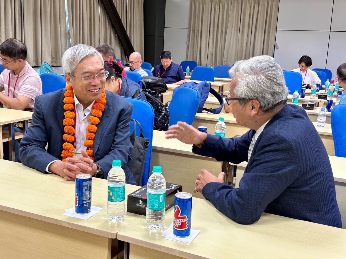 財訊傳媒董事長謝金河近來在印度參訪，他長途跋涉來到中鋼在印度的公司。 圖:謝金河臉書