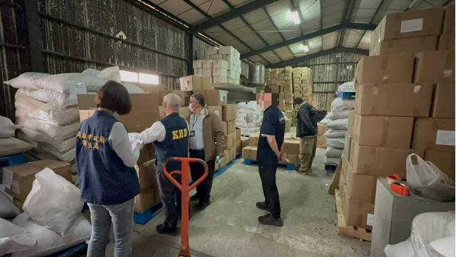 高雄地檢署發現，李男在台灣設立了10家食品公司，先以中國「龍海同記」公司名義，在中國農村收購辣椒粉原料，經初步加工後，再由台灣10家公司向其進貨。 圖：高雄衛生局／提供