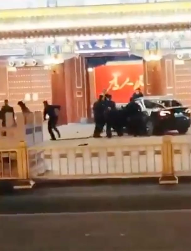 有網傳影像顯示，一輛黑色轎車疑似試圖駛進中南海（政府駐地）正門「新華門」，駕駛旋即遭現場保安帶走。 圖：取自「X」@whyyoutouzhele