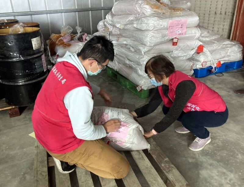 「金福華食品貿易有限公司」南投廠也使用了毒辣粉，製成沙茶醬等55種產品。 圖：南投縣衛生局／提供