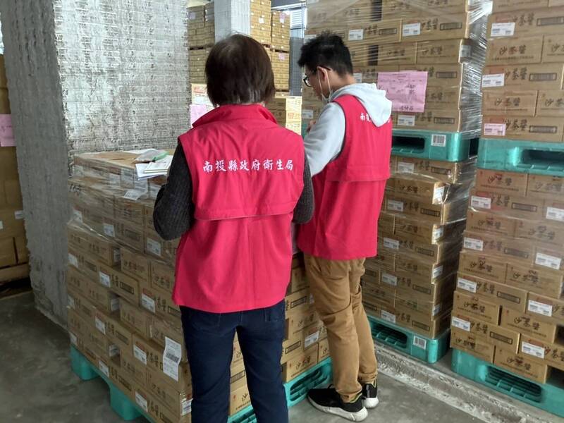 「金福華食品貿易有限公司」南投廠也使用了毒辣粉，製成沙茶醬等55種產品。 圖：南投縣衛生局／提供