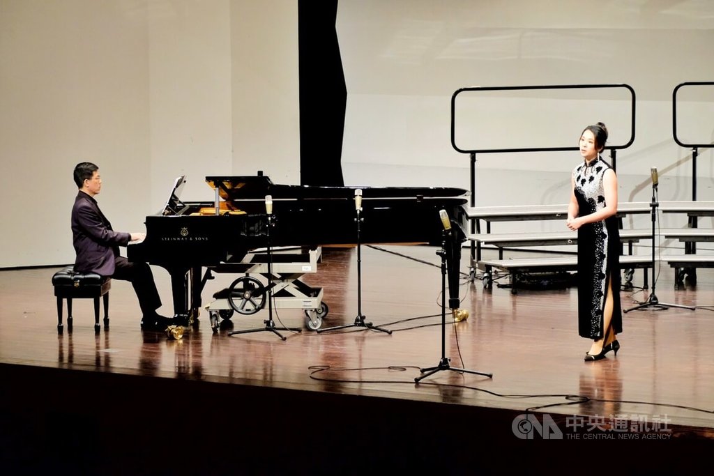 「第15屆紀念鄧雨賢音樂會」10日下午在桃園市中壢藝術館音樂廳登場，這也是桃園愛樂管弦樂團在疫情影響中斷3年後終於重新復辦的紀念音樂會。 圖：中央社提供