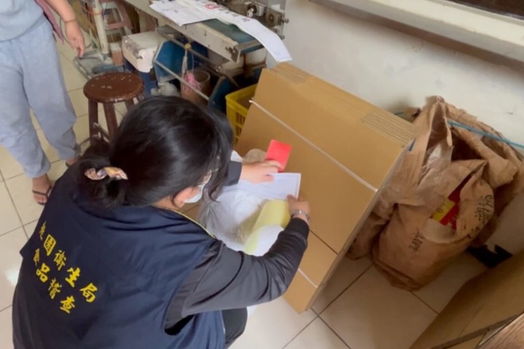桃園市政府陸續接獲各縣市通報含蘇丹紅辣椒粉相關製品流入，衛生局10日指出，獲報後已立即通知業者下架及追查流向，並封存違規產品。（桃園市政府衛生局提供） 圖：