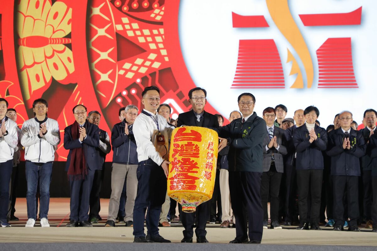 第35屆「2024台灣燈會在臺南」今晚閉幕，在交通部次長林國顯的見證下，臺南市長黃偉哲將象徵主辦權的「台灣燈會」燈籠交給下一屆主辦城市桃園市，由其副市長蘇俊賓接下，象徵正式「交棒」。 圖：台南市政府提供