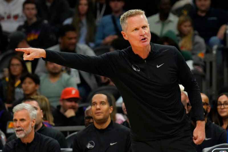 ▲金州勇士球迷與總教練Steve Kerr「撞臉」。（圖／美聯社／達志影像）