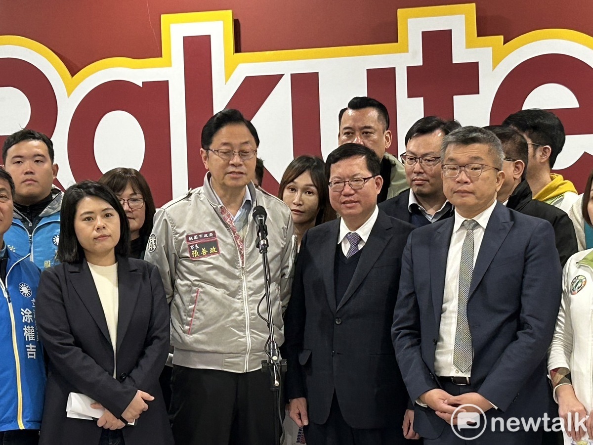 鄭文燦受訪時，張善政打斷搶麥插話。 圖：黃宣尹攝