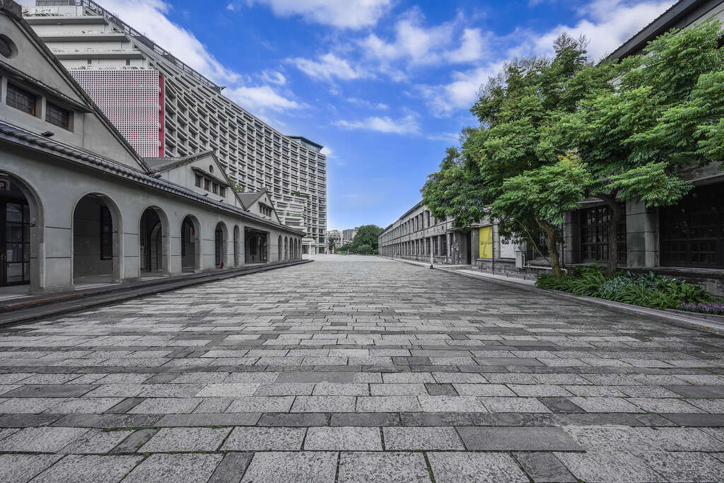 松山文創園區前身為「台灣總督府專賣局松山菸草工場」，是台灣第一座專業的捲菸廠。 圖：取自台北旅遊網