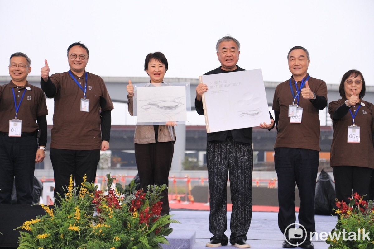 盧秀燕、隈研吾與市府團隊重要成員合影。 圖：唐復年/攝