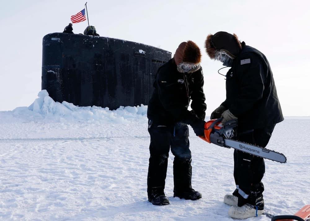 美國海軍洛杉磯級核動力攻擊潛艦「漢普頓號(USS Hampton SSN 767)」日前在北極極地以帆罩撞破約1公尺厚冰層浮出水面，之後要在冰上修築臨時機場，供運輸機運送通信和研究裝備。 圖：翻攝「X」@USFleetForces