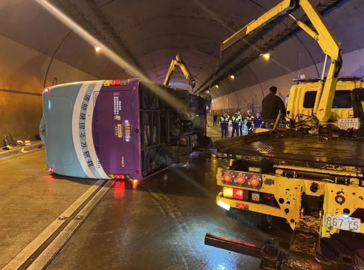 北市文山區文山隧道內康橋中學校車翻覆9傷送醫。北市交通大隊調派吊車協助清理現場。 圖：民眾／提供