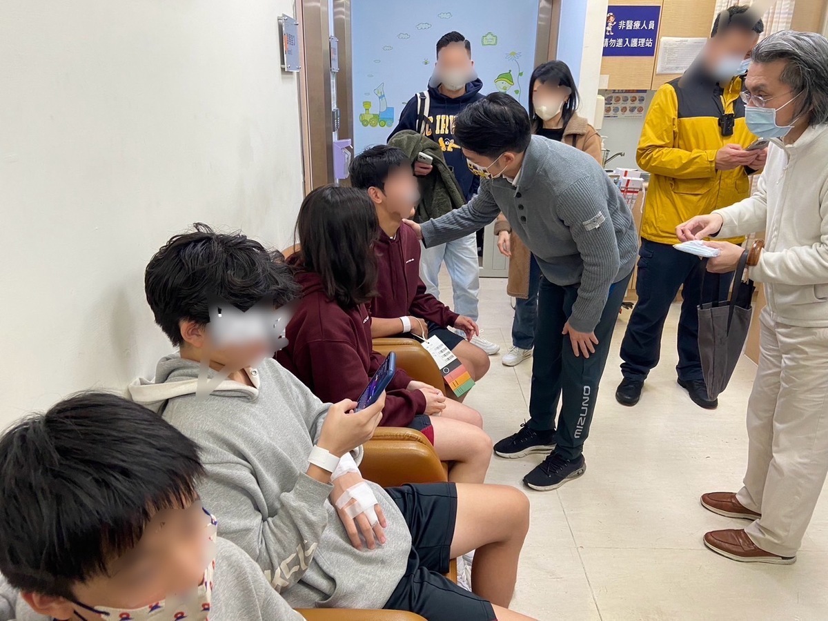 台北市長蔣萬安前往探視學生。 圖：翻攝