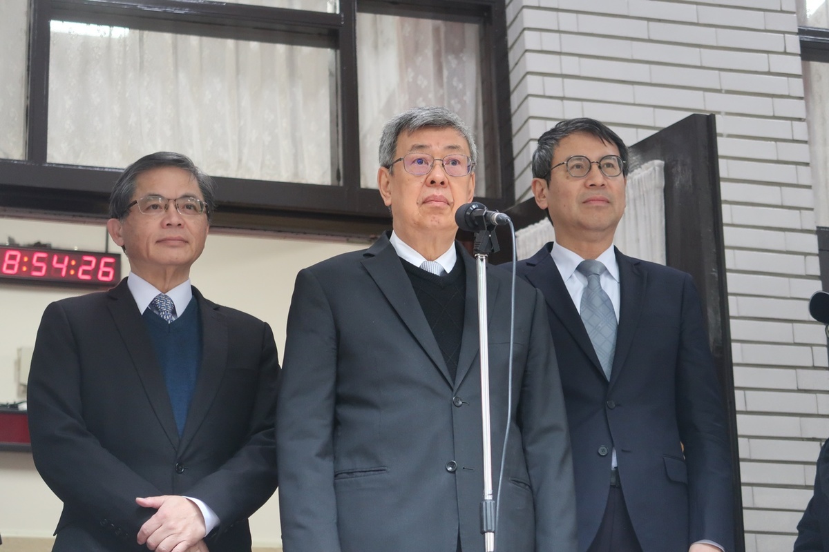 行政院長陳建仁（中） 圖：林朝億/攝