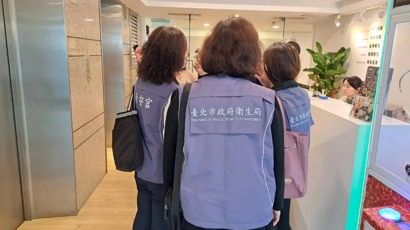 蘇丹紅辣椒粉繼續延燒，台北市衛生局接獲通知，金福華公司使用辣椒粉，製成沙茶醬含有蘇丹紅，稽查發現，包含亞緻餐飲、陸軍後勤指揮部等8處，已要求業者妥善處理並辦理退貨。 圖：台北市衛生局／提供