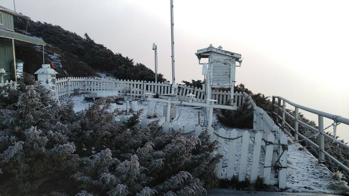 半夜玉山氣象站下冰霰，圖為今晨的景色。 圖：中央氣象署／提供