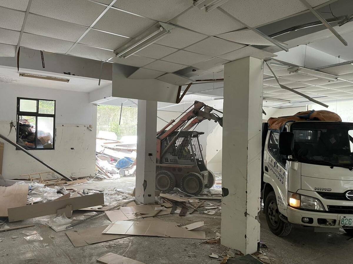 民眾黨立委黃國昌在新北市汐止的透天厝違建開拆。 圖：黃國昌辦公室 / 提供