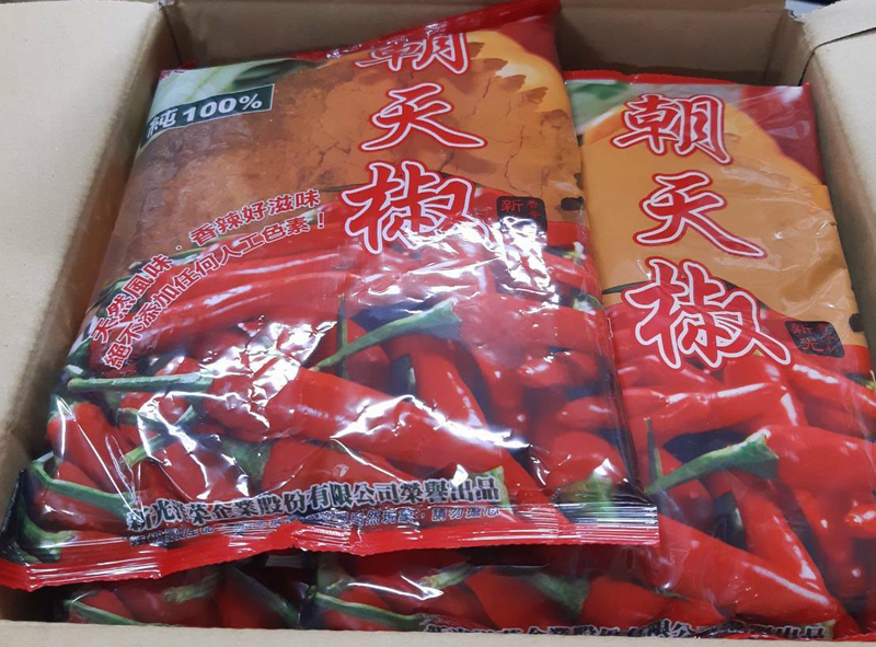 蘇丹紅辣椒粉事件影響的層面越來越廣，食藥署昨(11)日公布，再驗出3批有問題辣椒粉，原料來自中國與越南，截至目前共檢出22批「蘇丹紅」辣椒粉，將和地方衛生局持續監督業者進行下架作業，截至目前共計下架162,862kg。 圖：新竹市衛生局／提供
