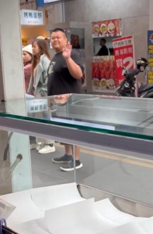 大蛇丸日前逛夜市時被路人偷拍，大蛇丸發現後不僅不生氣，還熱情的跟對方打招呼。 圖：翻攝自Threads