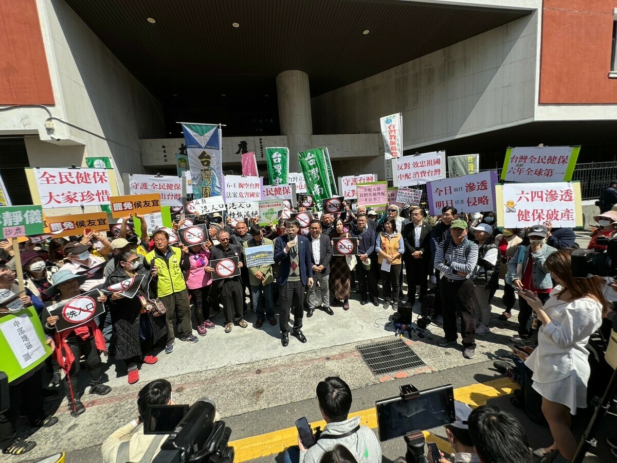 許多台派團體12日聚集在立法院抗議，批評國民黨藉由修法幫中國洗人口，製造國安危機。 圖：台灣北社提供