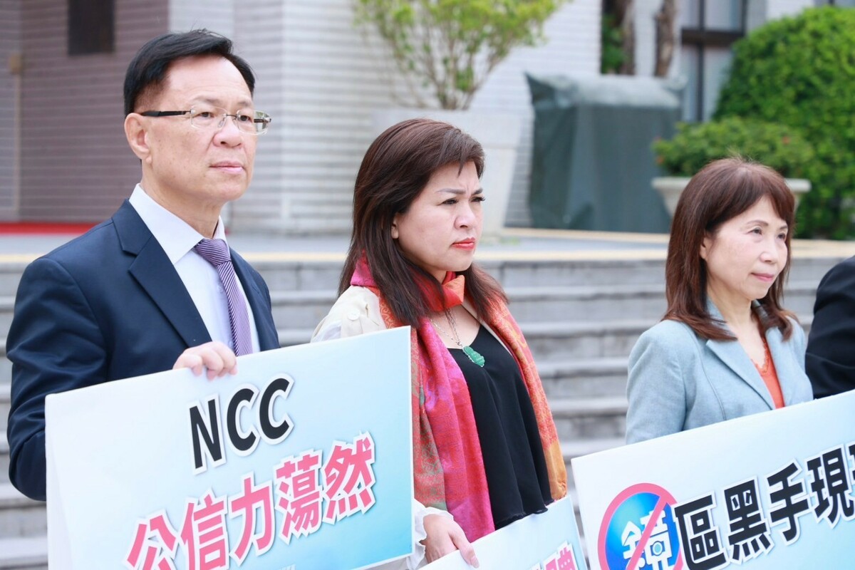 民眾黨立委麥玉珍（中）。 圖：民眾黨立法院黨團 / 提供