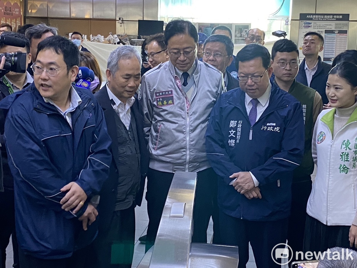 鄭文燦視察機場捷運及TPASS使用情形。 圖：林昀真/攝