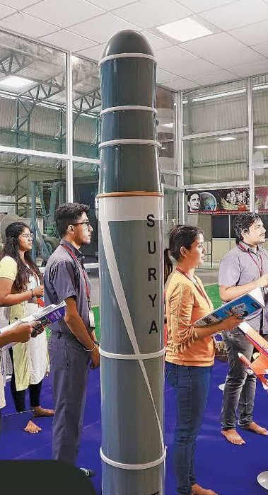 「SURYA」型彈道飛彈模型。 圖 : 翻攝自觀察者網站