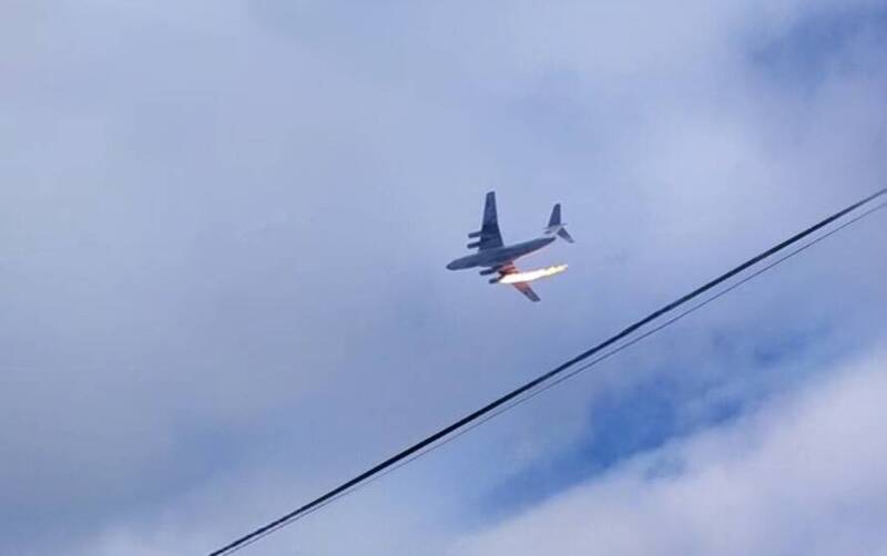 俄羅斯一架伊留申-76（Ilyushin-76）軍用運輸機12日發生墜機事故，機上15人全數罹難。 圖：翻攝YouTube影片