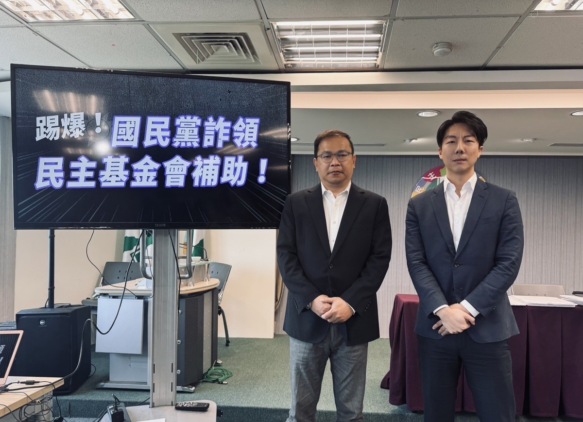 王義川與吳崢踢爆國民黨詐領民主基金會補助。 圖：民進黨提供