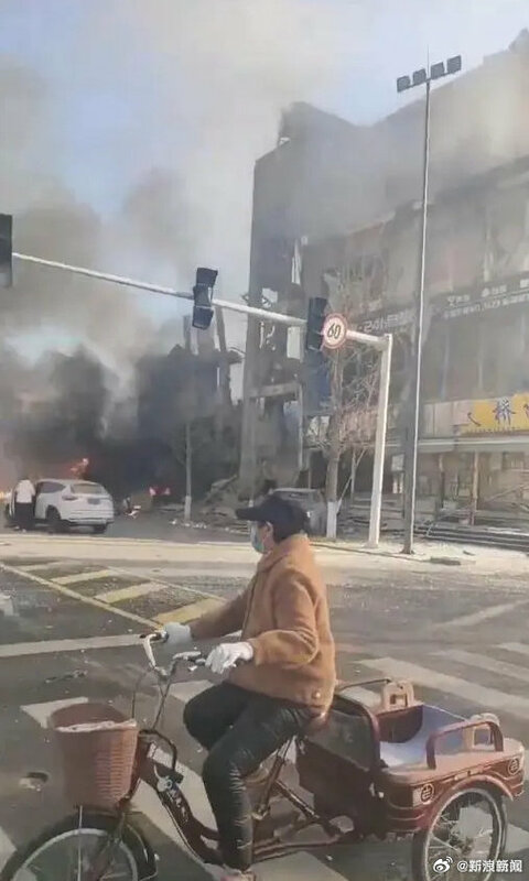 爆炸影響的範圍相當廣泛，周圍道路上的汽機車也受到波及，除有相當多的民眾驚險逃生外，亦吸引不少的民眾圍觀。 圖 : 翻攝自鄭州晚報微博