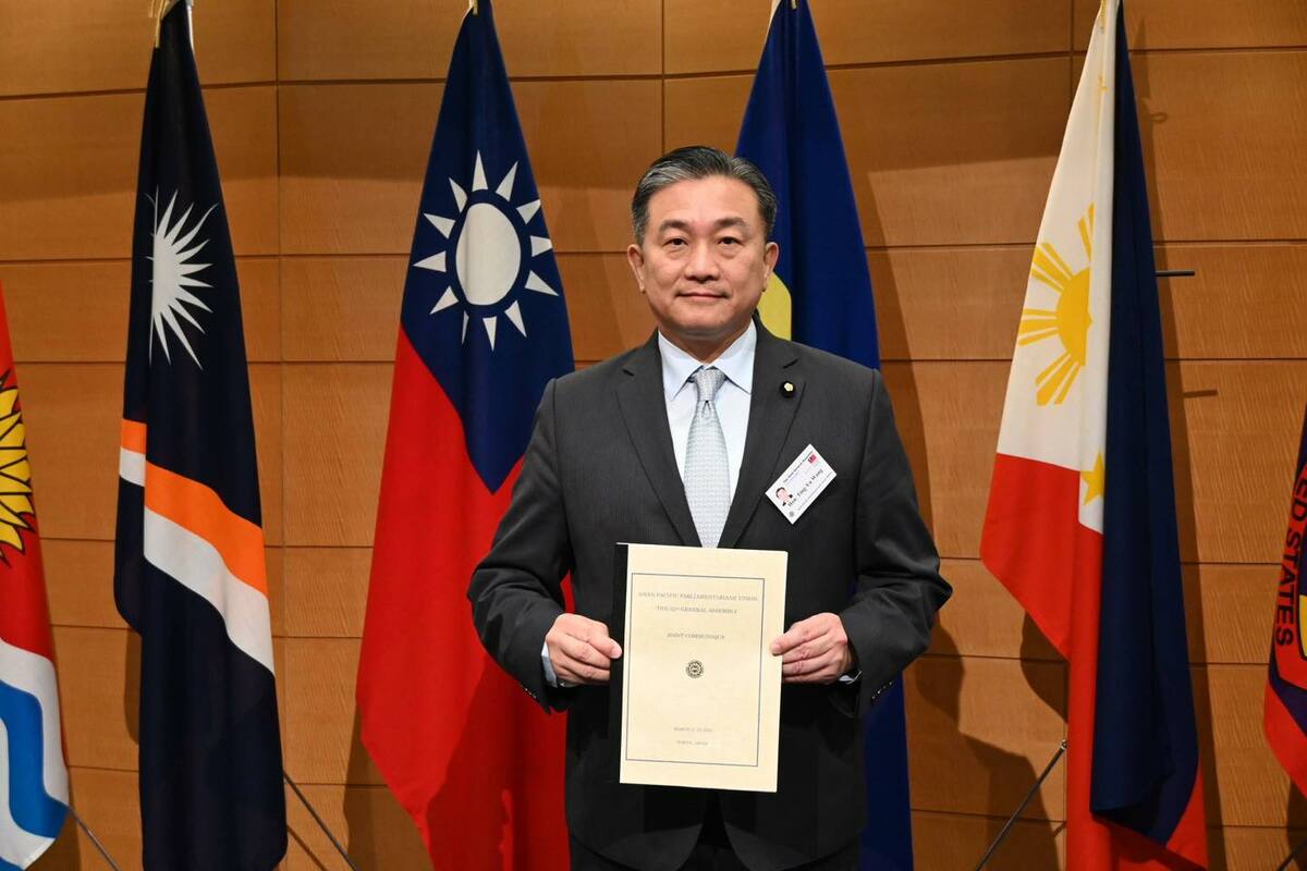 民進黨立委王定宇拿著亞洲太平洋國會議員聯合會（APPU）年會聯合公報。 圖：翻攝自王定宇臉書