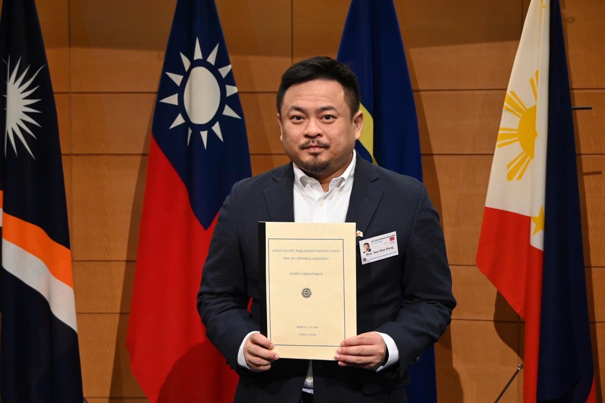 民進黨立委洪申翰拿著亞洲太平洋國會議員聯合會（APPU）年會聯合公報。 圖：翻攝自洪申翰臉書