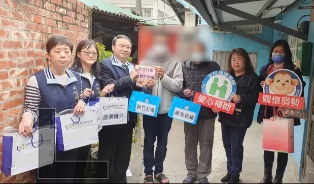 照顧弱勢族群與生活上遇到重變的民眾，健保署今(13)日表示，民眾可透過「弱勢民眾通報平台」或以電話、傳真等管道通報，會立即啟動協助措施，以解燃眉之急，保障民眾就醫。(示意圖) 圖：健保署北區業務組／提供