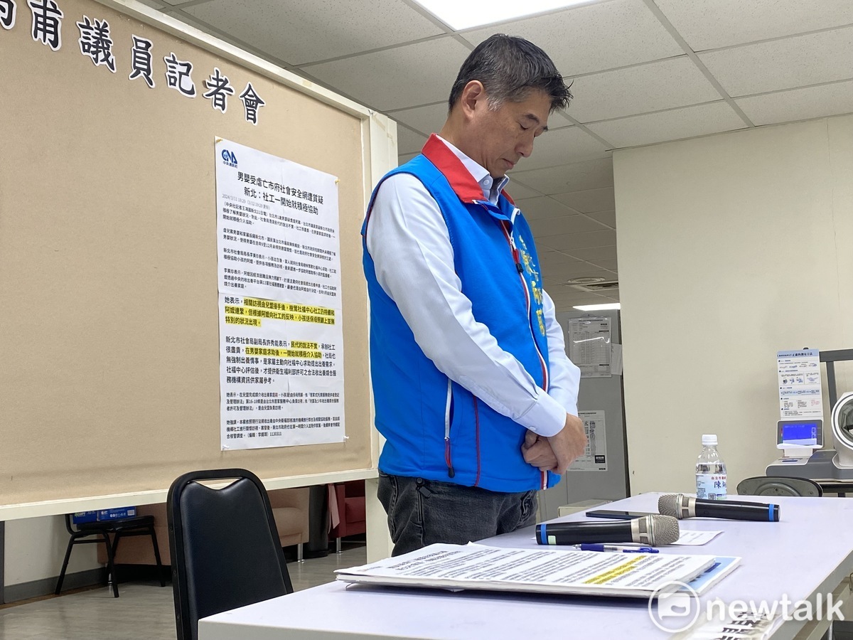 國民黨台北市議員陳炳甫今在記者會上默哀。 圖：周煊惠 / 攝