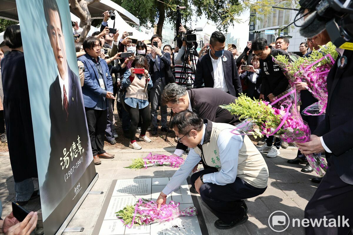 今日為228受難律師湯德章逝世77週年，台南市政府與湯德章紀念協會在湯德章紀念公園舉辦追思記念會，首度播映《尋找湯德章》紀錄片，並揭開台南第1塊228不義遺址紀念標示。台南市長黃偉哲表示，今日對台南來說意義非凡，眾人齊聚不僅要緬懷湯德章律師，也彰顯台灣在民主、自由及人權信念上的努力與成長。 圖：台南市政府提供