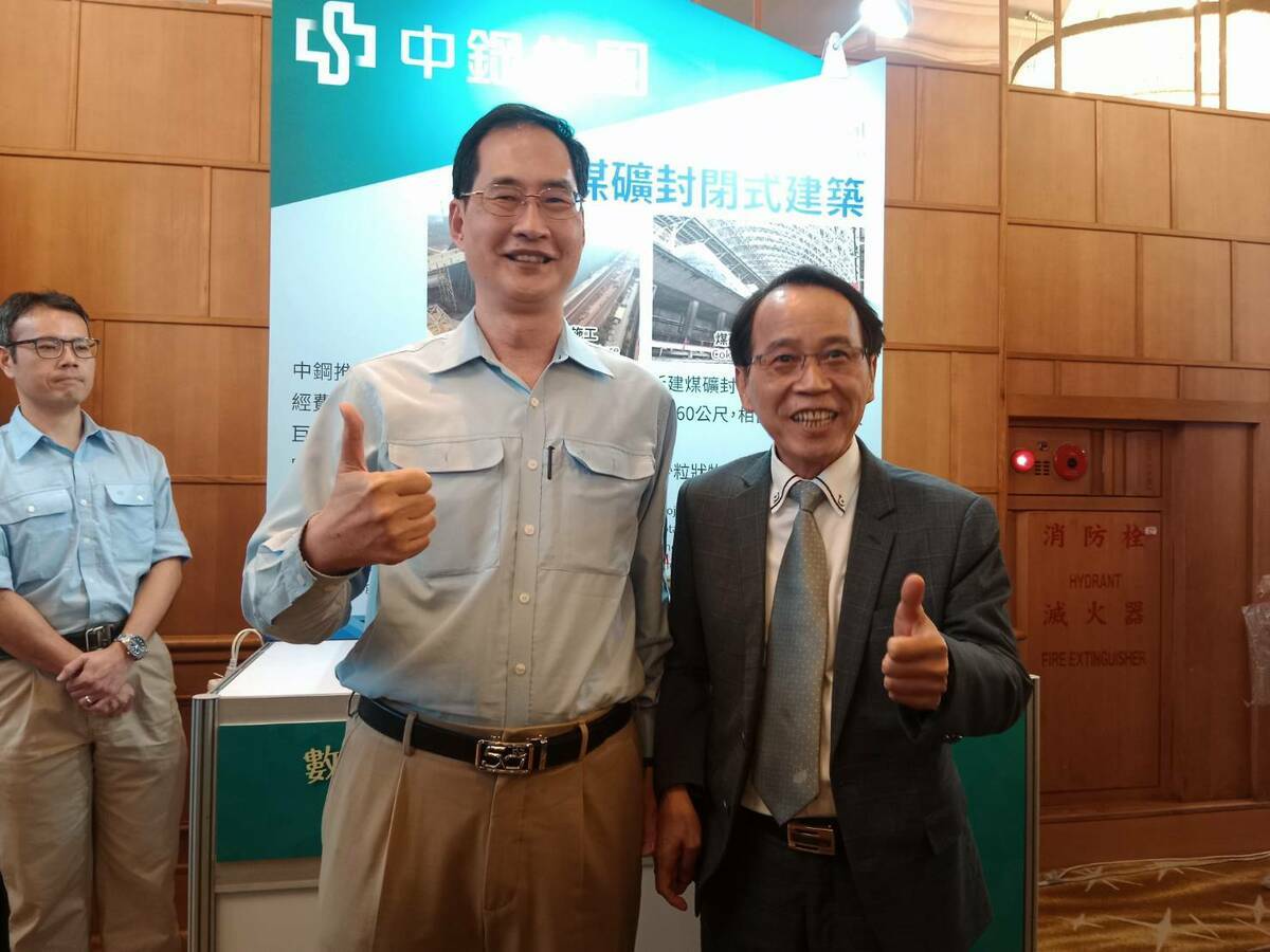 林欽榮(右)期望透過大型國際展會呈現高市府推動智慧城市成果。 圖：孫家銘攝