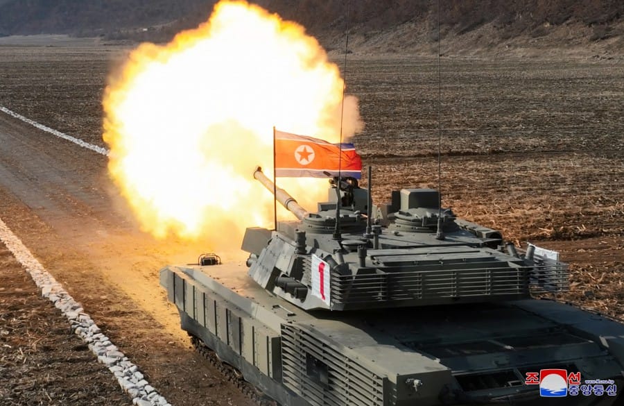 北韓朝鮮人民軍在 13 日舉辦坦克兵大聯合部隊訓練比賽。 圖：翻攝朝中社