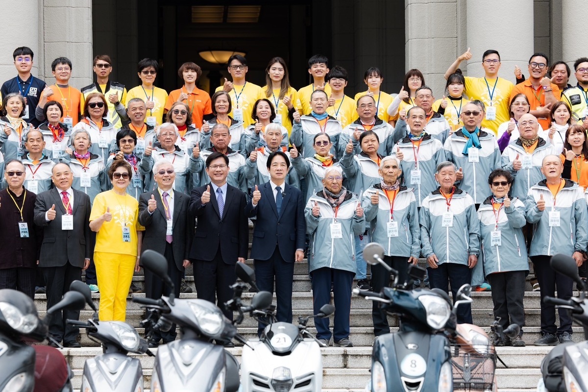賴清德與不老騎士們在總統府合影。 圖：總統府提供