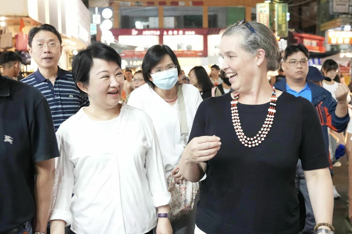 盧秀燕陪孫曉雅逛一中商圈，顯示兩人的好交情。  圖：台中市政府/提供