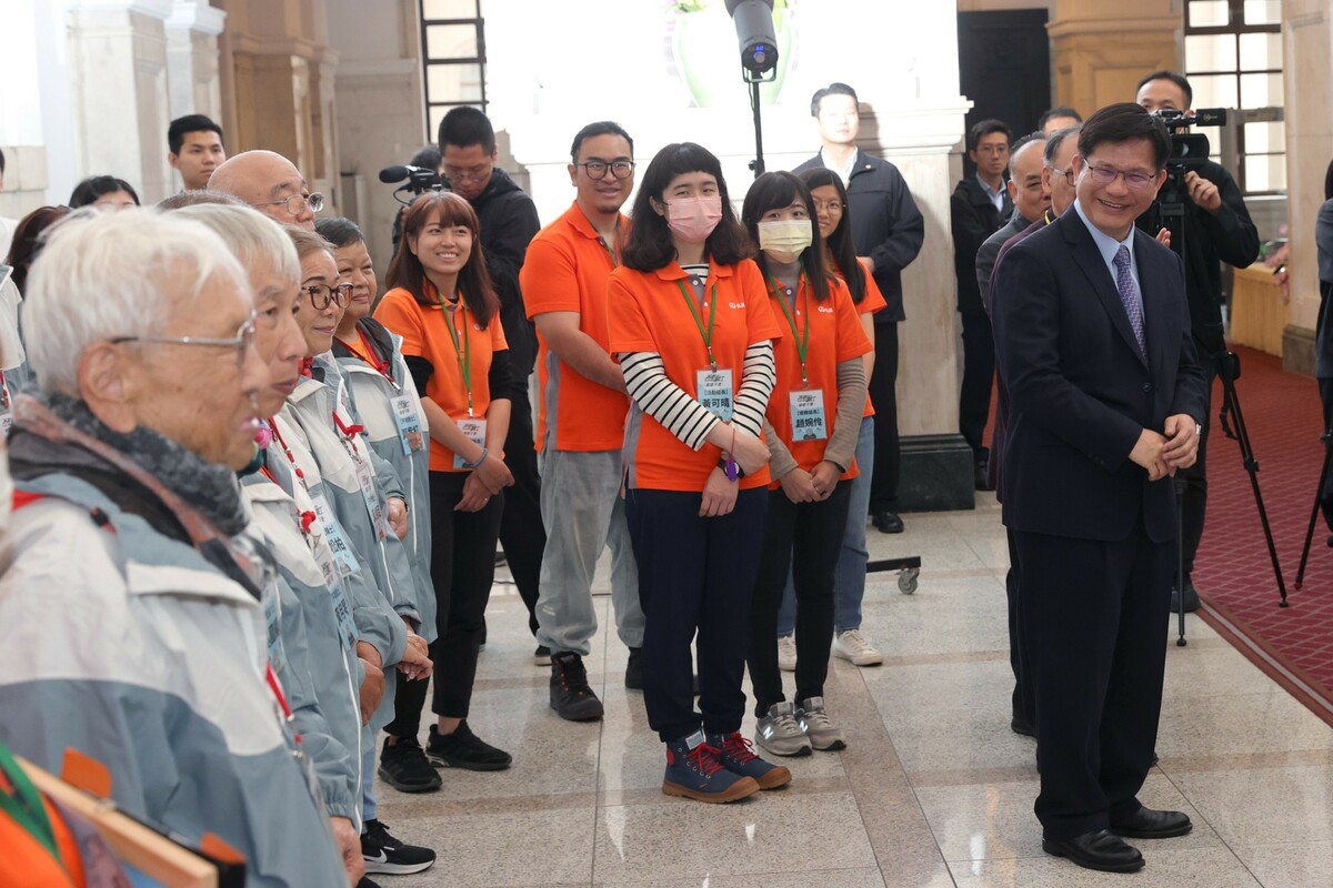 受「不老騎士」感動 林佳龍：有些事現在來不及做、但80歲仍能圓夢