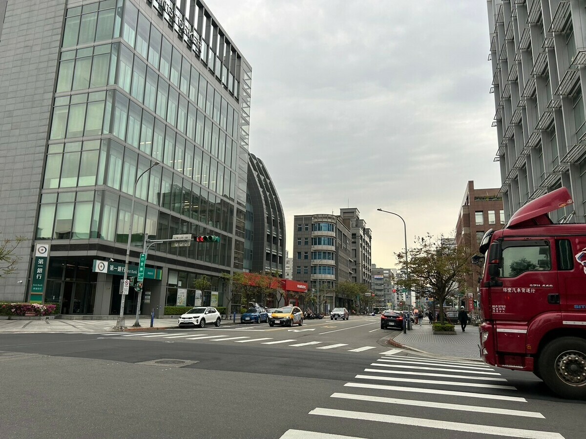 受到東北季風影響，氣象署指出，今（19）天台灣迎風面北部、東半部地區為陰短暫雨的天氣。 圖：林岑韋／攝