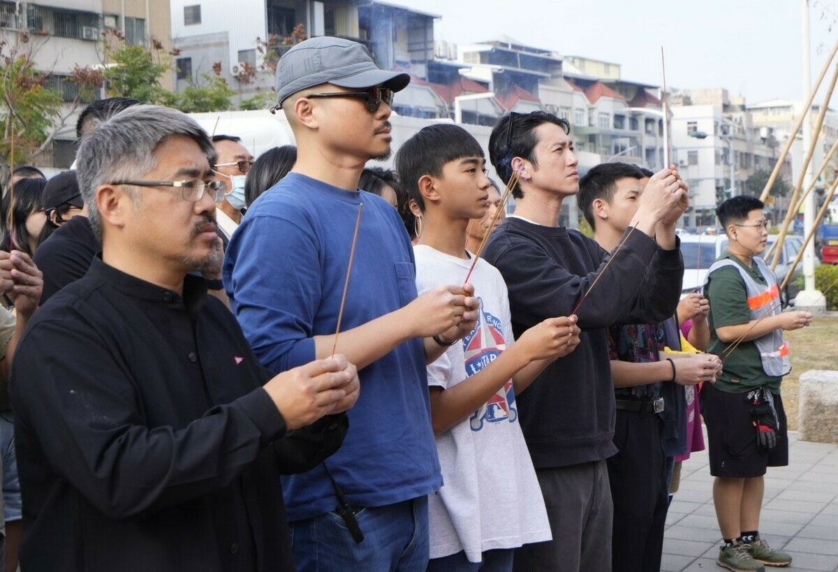 吳慷仁(右三)返高雄拍攝《南方時光》。 圖：高雄市文化局/提供