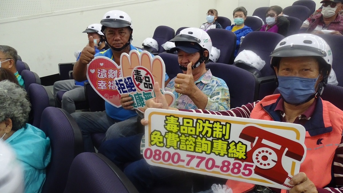 毒防局提供免費諮詢專線，0800770885 (請請你幫幫我)，讓市民隨時可以撥打求助。 圖：高雄市毒防局提供