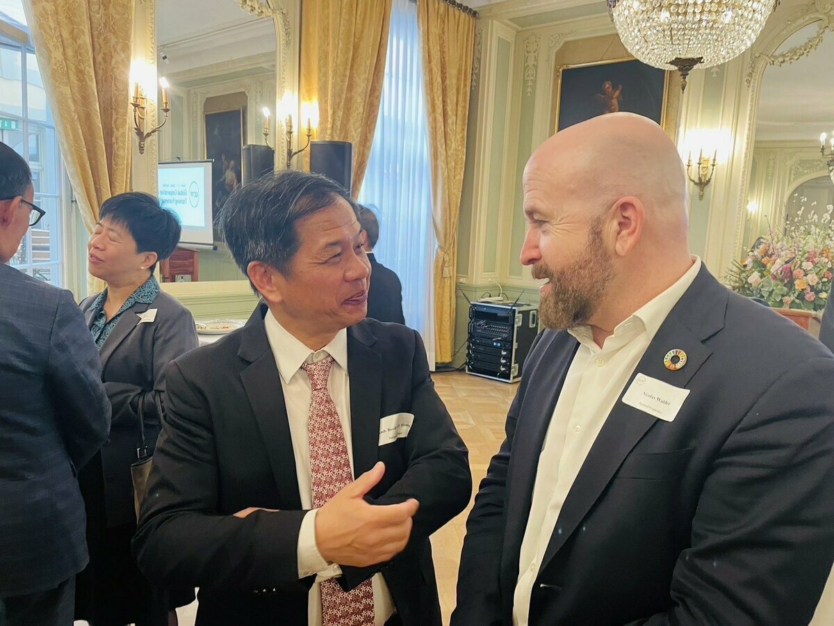 我國駐瑞士代表黃偉峰大使與瑞士聯邦國會友台小組共同主席Nicolas_Walder寒暄交談。 圖：外交部/提供