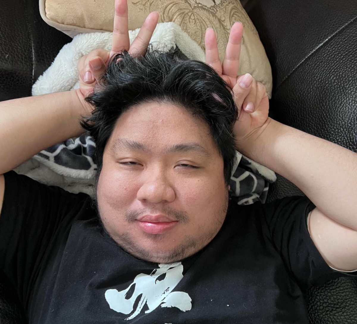 統神過去常提到自己多天沒洗澡，發出來的照片常會看到油得發亮的頭髮。 圖：翻攝自亞洲統神IG