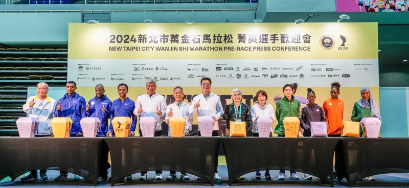 ▲新北市萬金石馬拉松舉辦菁英選手歡迎會，新北市副市長劉和然及中華民國田徑葉政彥理事長代表，邀請國際菁英及國內選手謝千鶴到場，一起用「彩繪天燈」寫下祝福願望。（圖／新北市政府體育局提供）
