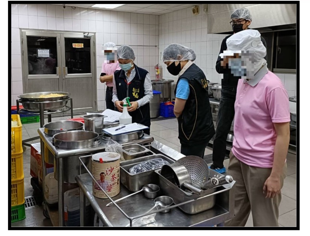 維護校園食安及衛生安全，食藥署與地方政府衛生局合作，共同抽檢校園午餐業者。 圖：食藥署／提供