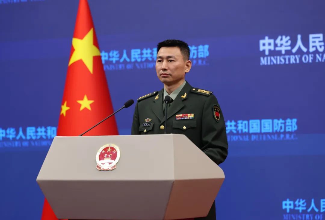 中國國防部新聞局副局長兼國防部發言人張曉剛於今（15）日下午就近期各項軍事問題發布了消息。他回應了關於台海、南海和藏南地區的多方問題，顯現出中國目前在地緣上呈現出「四面楚歌」的境況。 圖：翻攝中國國防部網