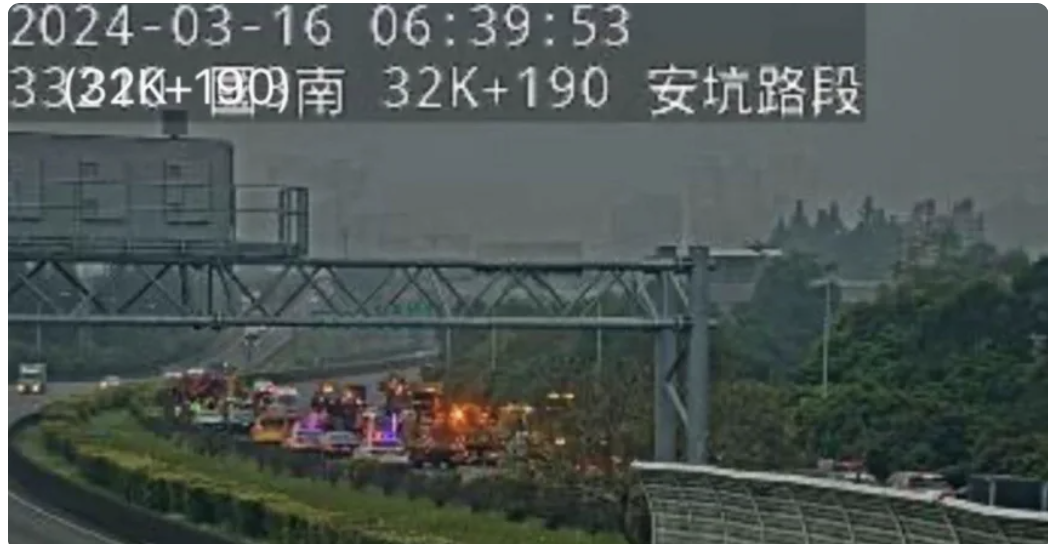 安坑凌晨發生9車追撞重大車禍。 （圖／翻攝自記者爆料網）