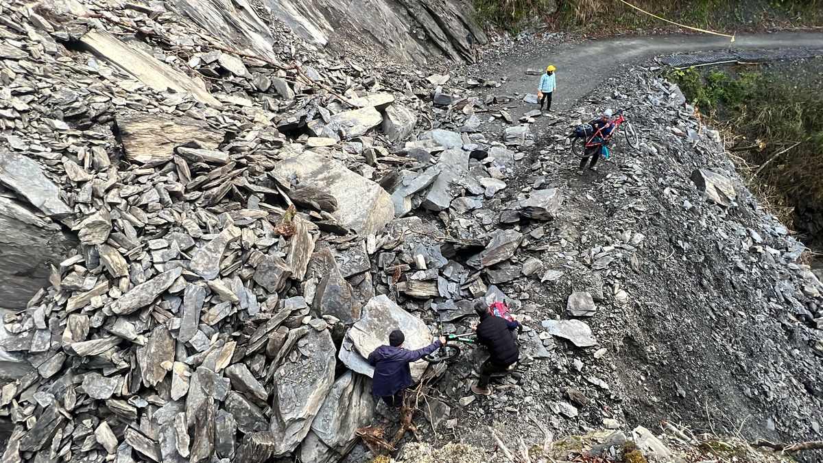 大霸尖山大鹿林道東線5.2K今(16)日清晨發生較大規模坍方，道路中斷，導致車輛無法通行，當下已進行初步清理，目前人員已可步行通過，不過搶通前自行車禁止通行。 圖：翻攝自雪霸國家管理處臉書