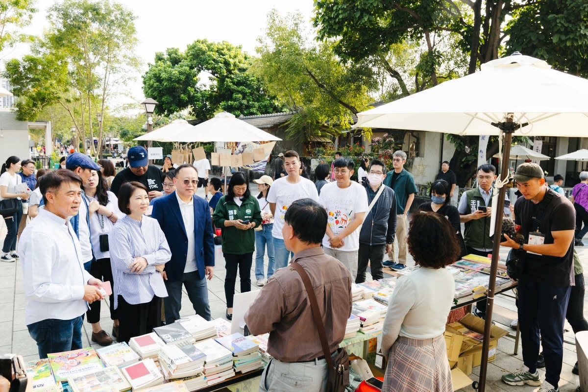 史哲(左三)、周春米(左二)巡視「字在生活季 ─小書店大山海」活動。 圖：屏東縣政府/提供